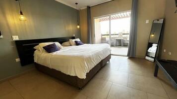 Standard Room, Balcony | Premium bedding, in-room safe, soundproofing, iron/ironing board