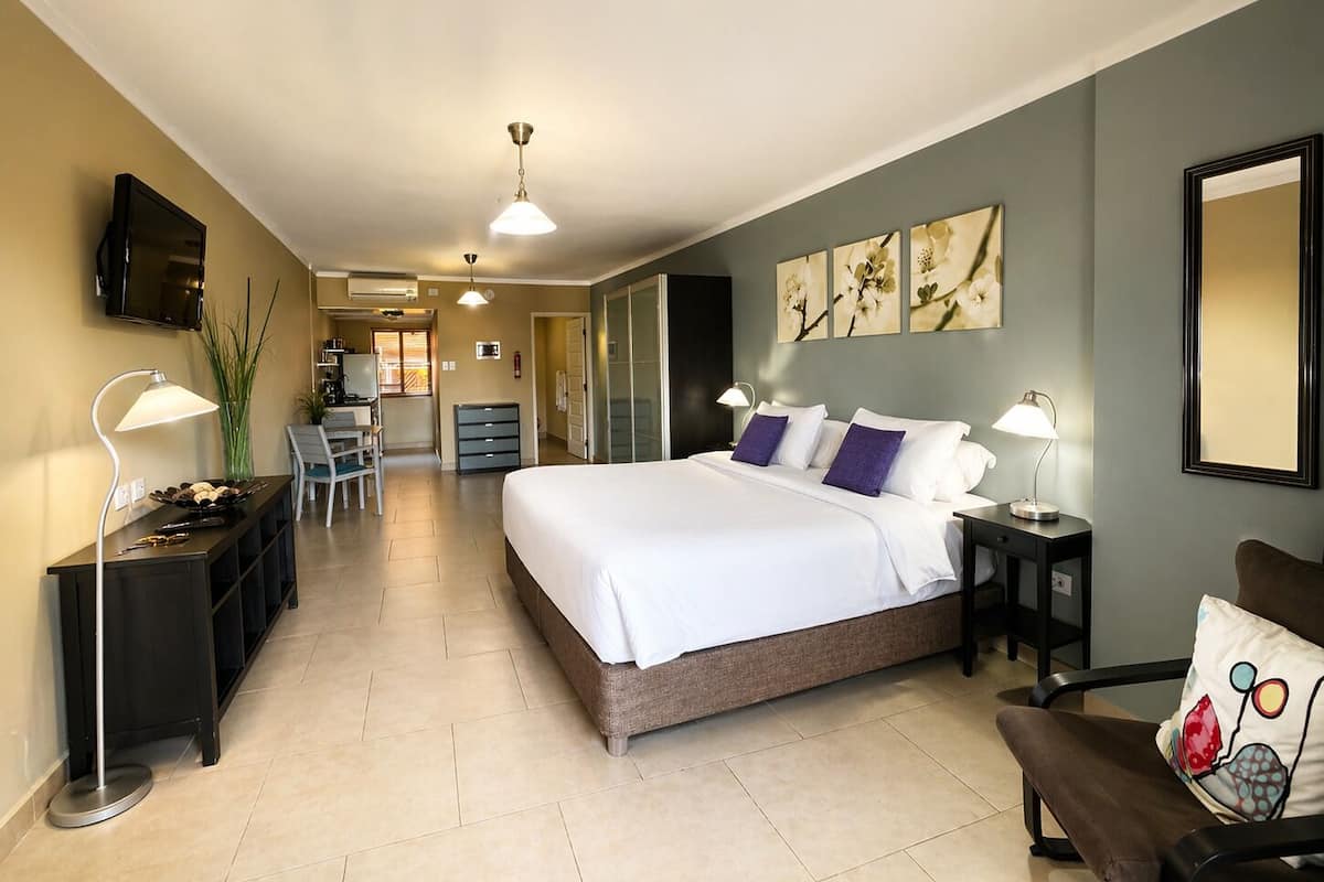 Standard Studio | Peralatan tempat tidur premium, peti besi dalam bilik, kalis bunyi