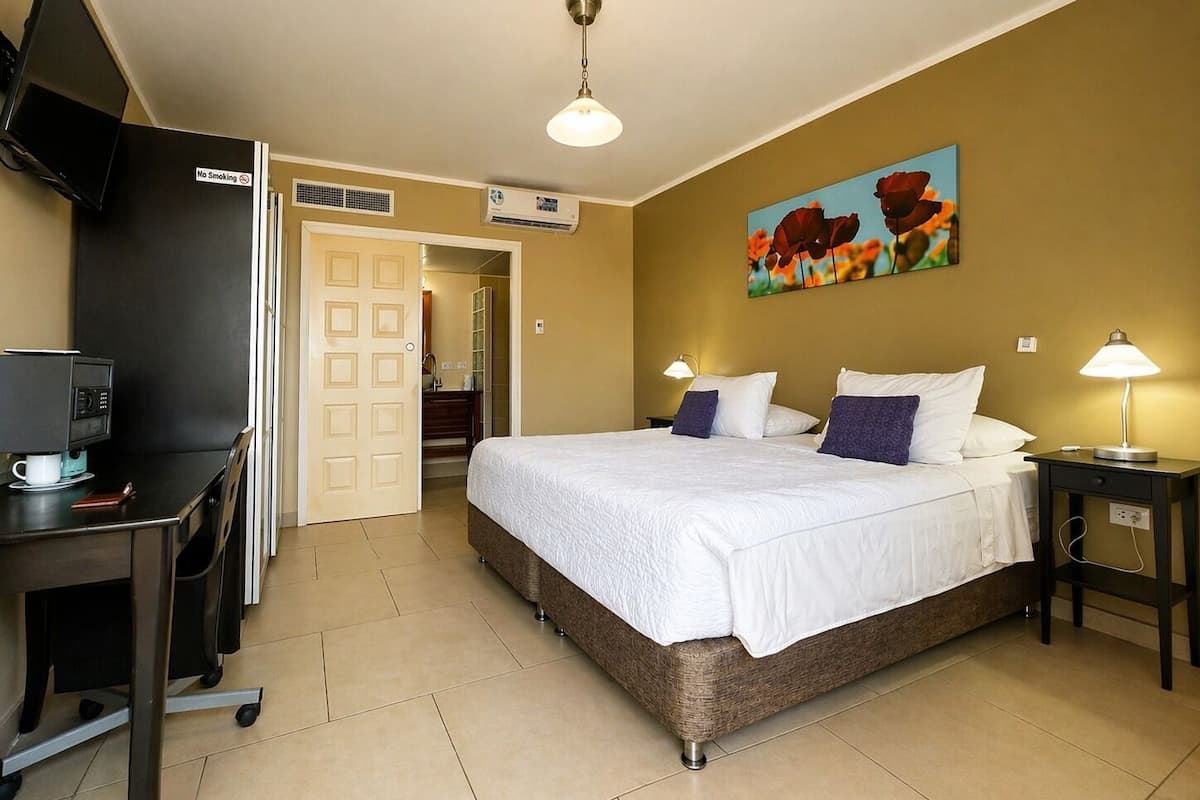 Standard Room | Peralatan tempat tidur premium, peti besi dalam bilik, kalis bunyi