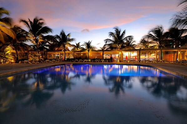 Outdoor pool, free cabanas, pool umbrellas