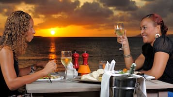 Se sirven desayunos, comidas y cenas con vista a la playa 