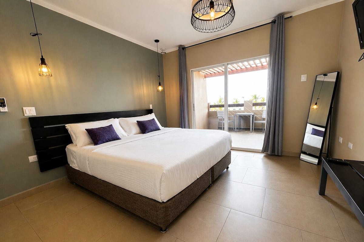 Standard Room, Balcony | Peralatan tempat tidur premium, peti besi dalam bilik, kalis bunyi