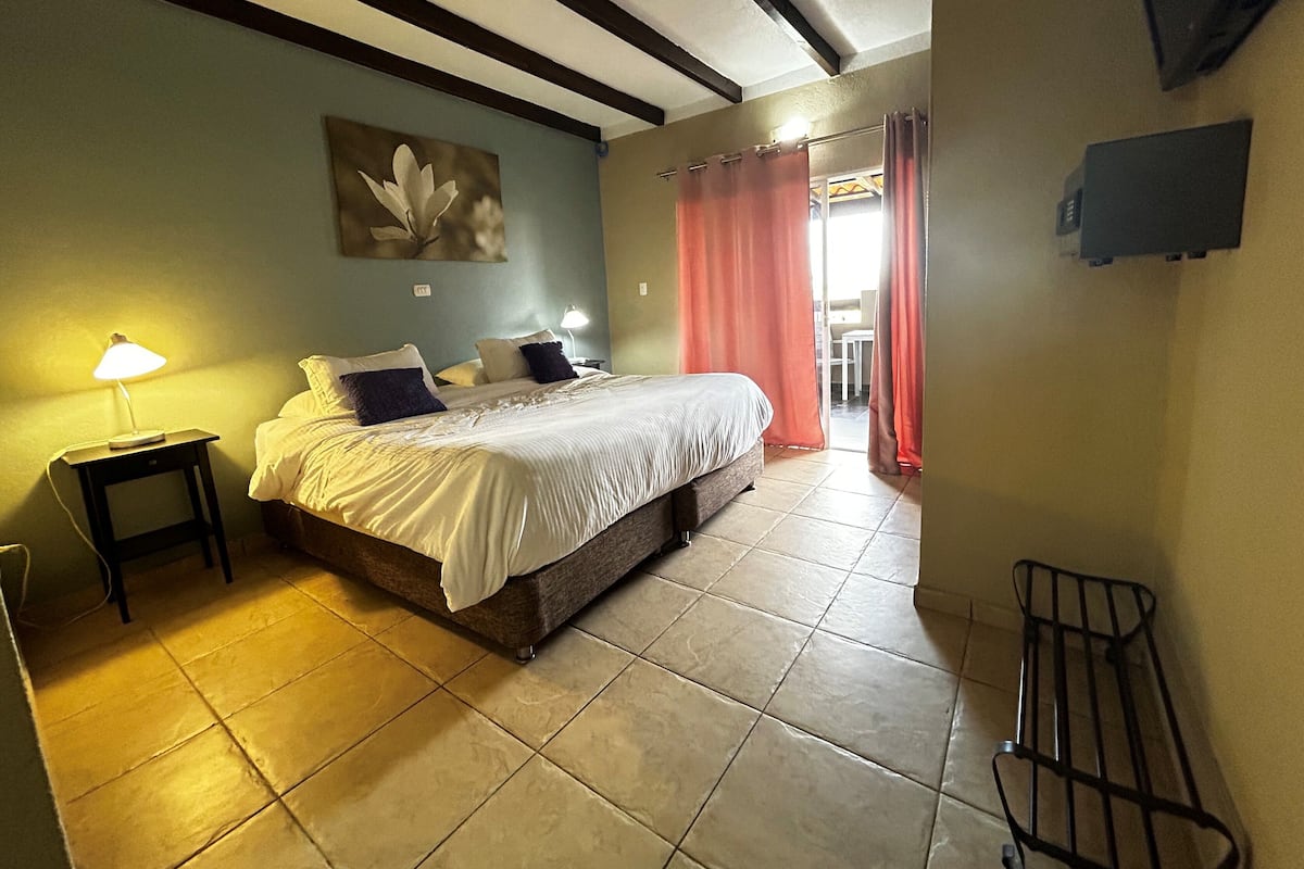 Monolocale, balcone | 1 camera, biancheria da letto di alta qualità, una cassaforte in camera