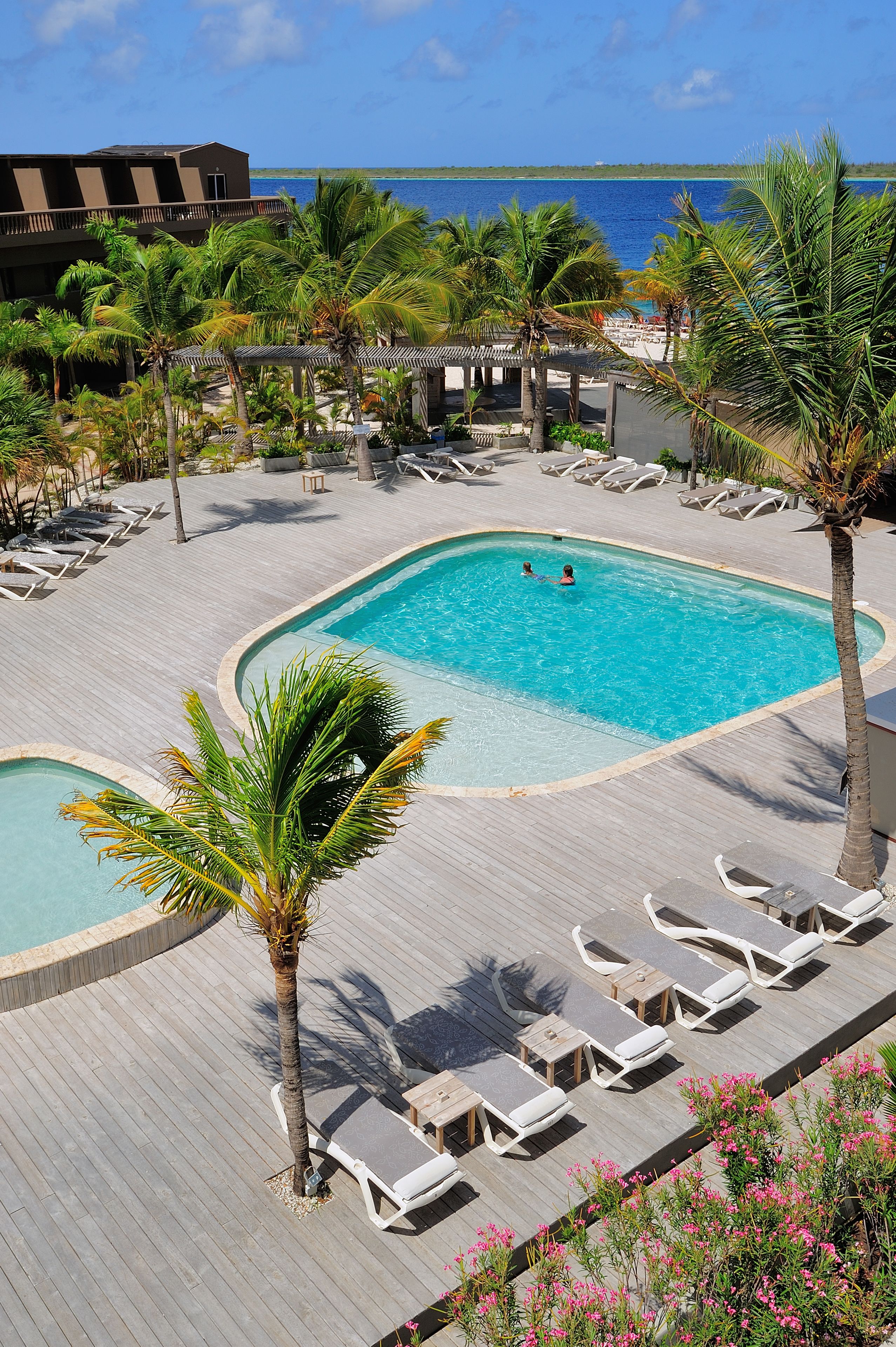 Alberca al aire libre y camas balinesas gratuitas 