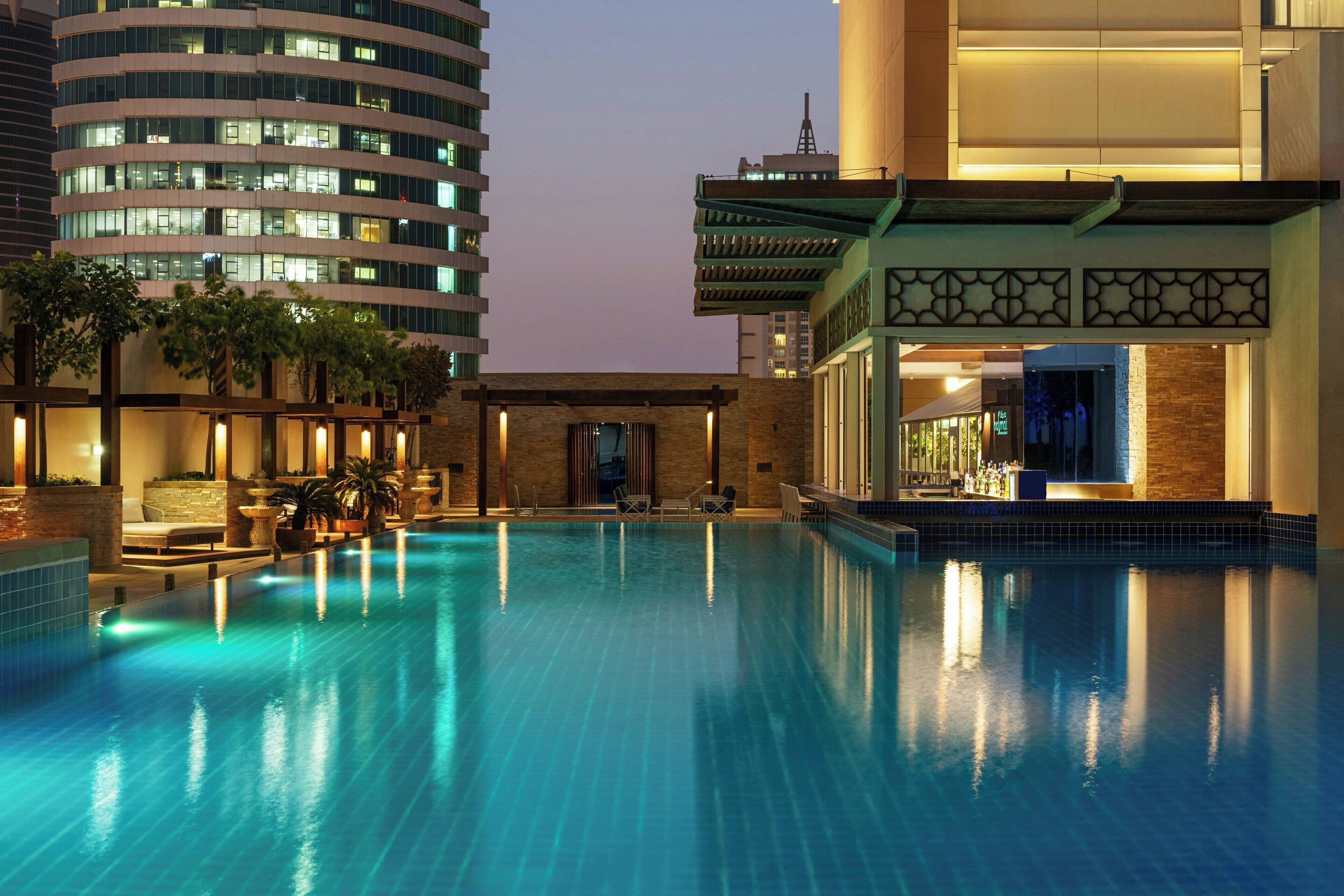 Una piscina al aire libre, camas de piscina gratis, sombrillas