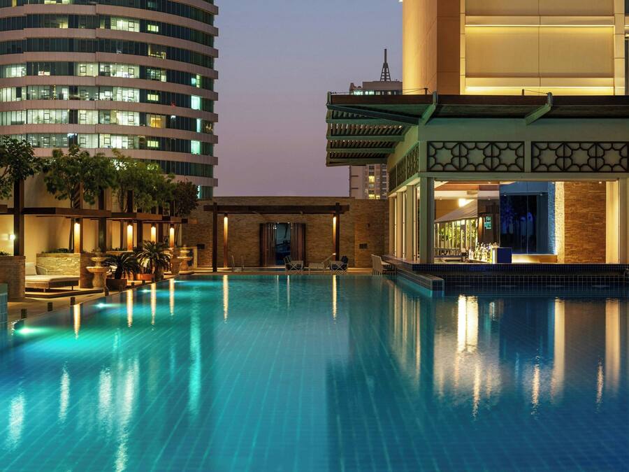 Alberca al aire libre y camas balinesas gratuitas