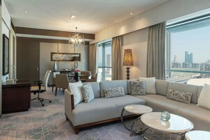 Club Suite, 1 King Bed | Hypo-allergenic bedding, down comforters, pillowtop beds, minibar