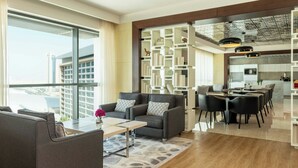 Una sala moderna con un sofá, una mesa de centro y un comedor con sillas y una mesa.