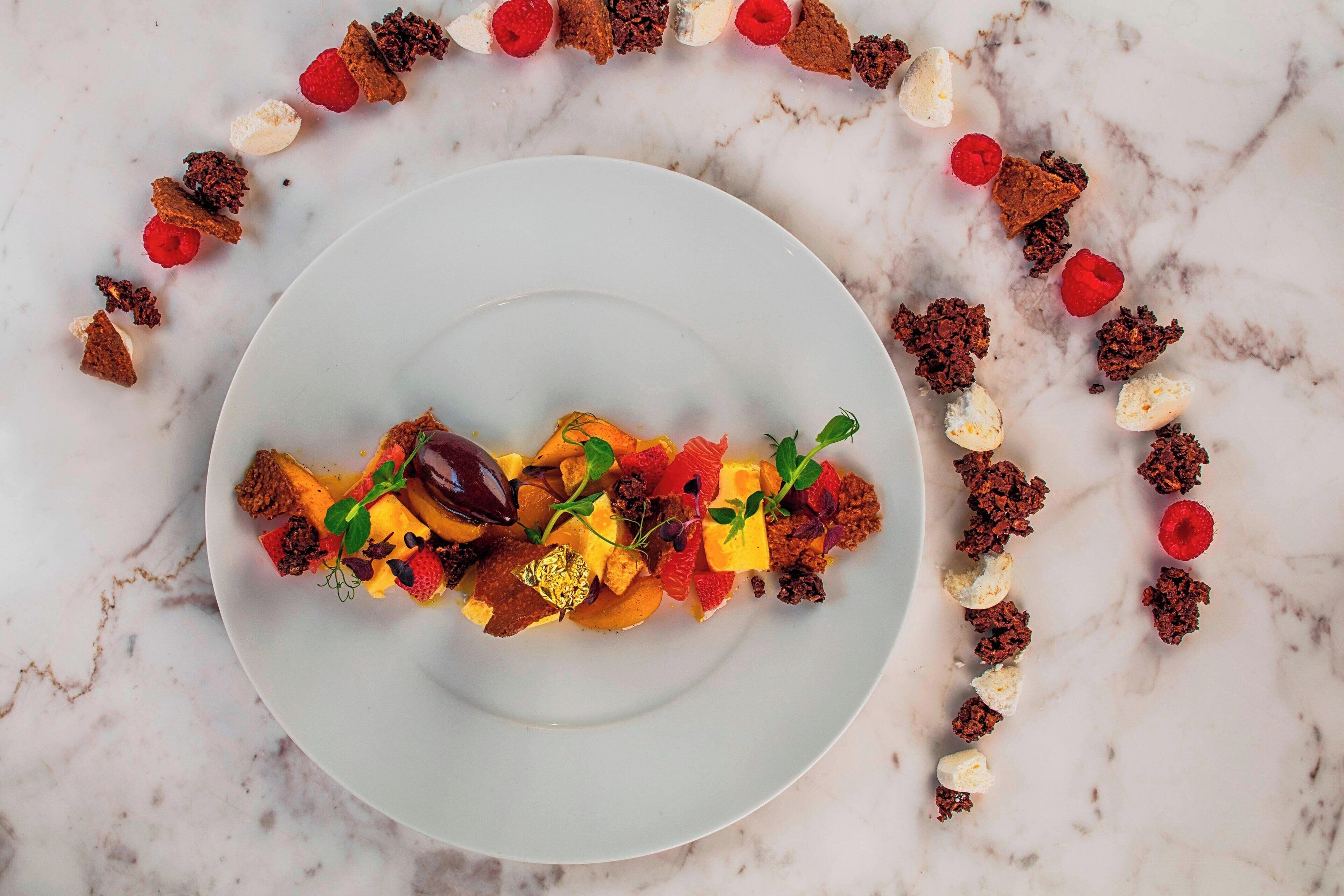 Un plato de comida colorida dispuesto sobre una superficie de mármol.