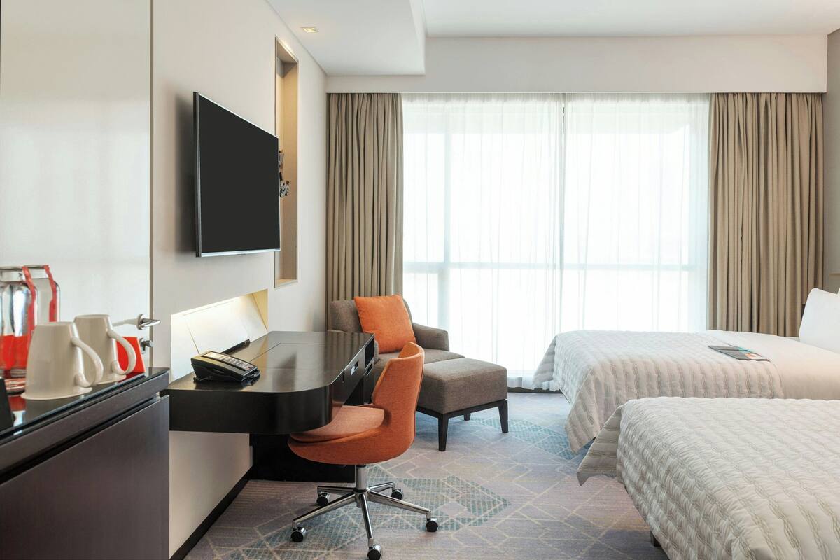 Club Room, 2 Twin Beds | Lounge