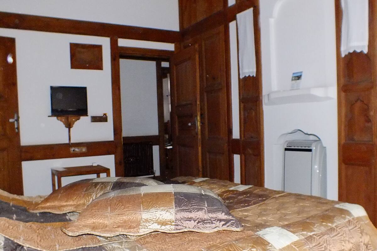 Quarto casal | Frigobar, ferros/tábuas de passar roupa, berços grátis