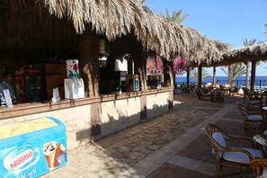 Bar à beira da piscina