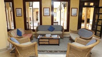 2 bares, 2 bares junto a la piscina y bar en la playa