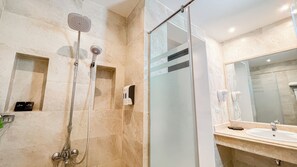 Ducha, artículos de tocador gratuitos, secador de pelo, toallas