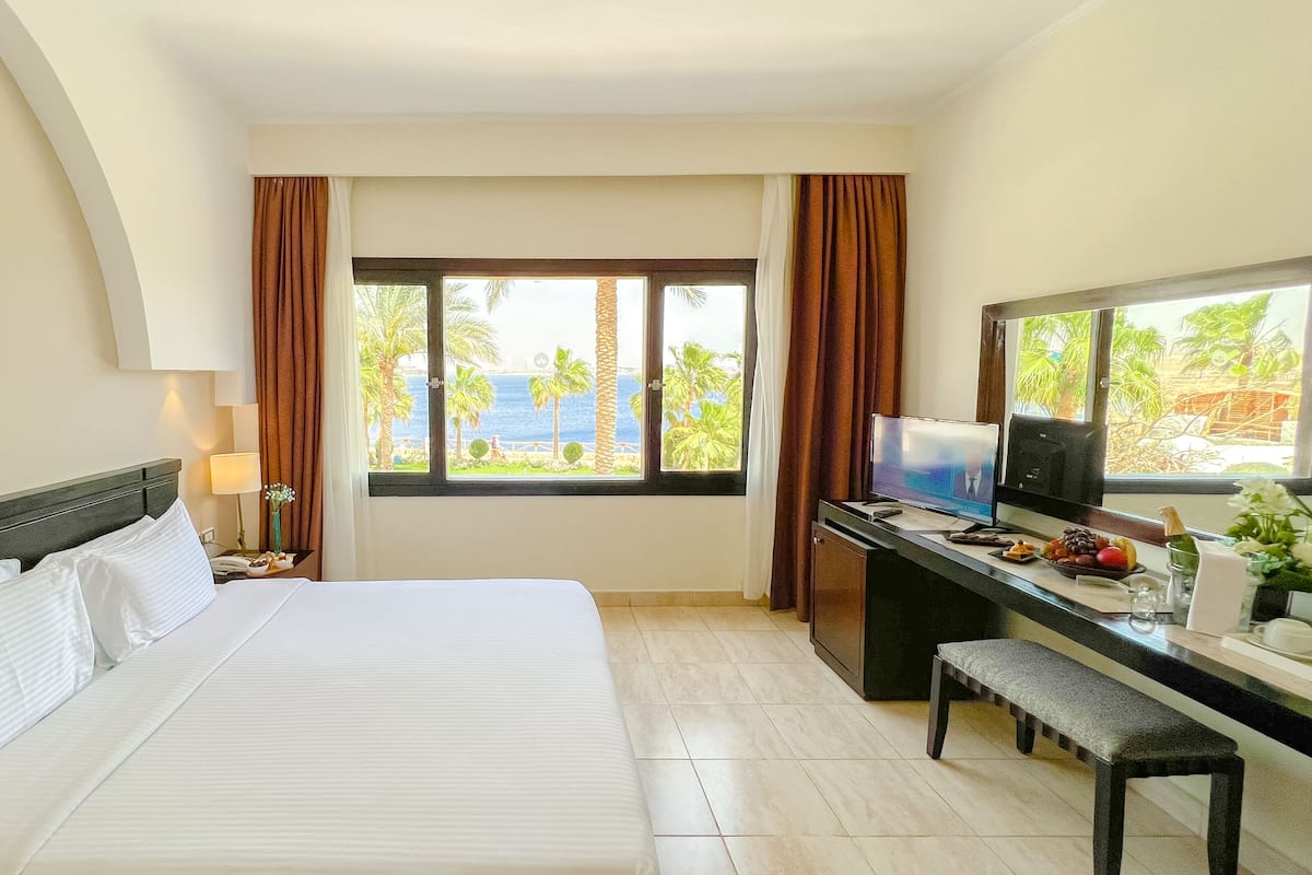 Deluxe Room, Sea View | 1 bedroom, minibar, in-room safe, desk