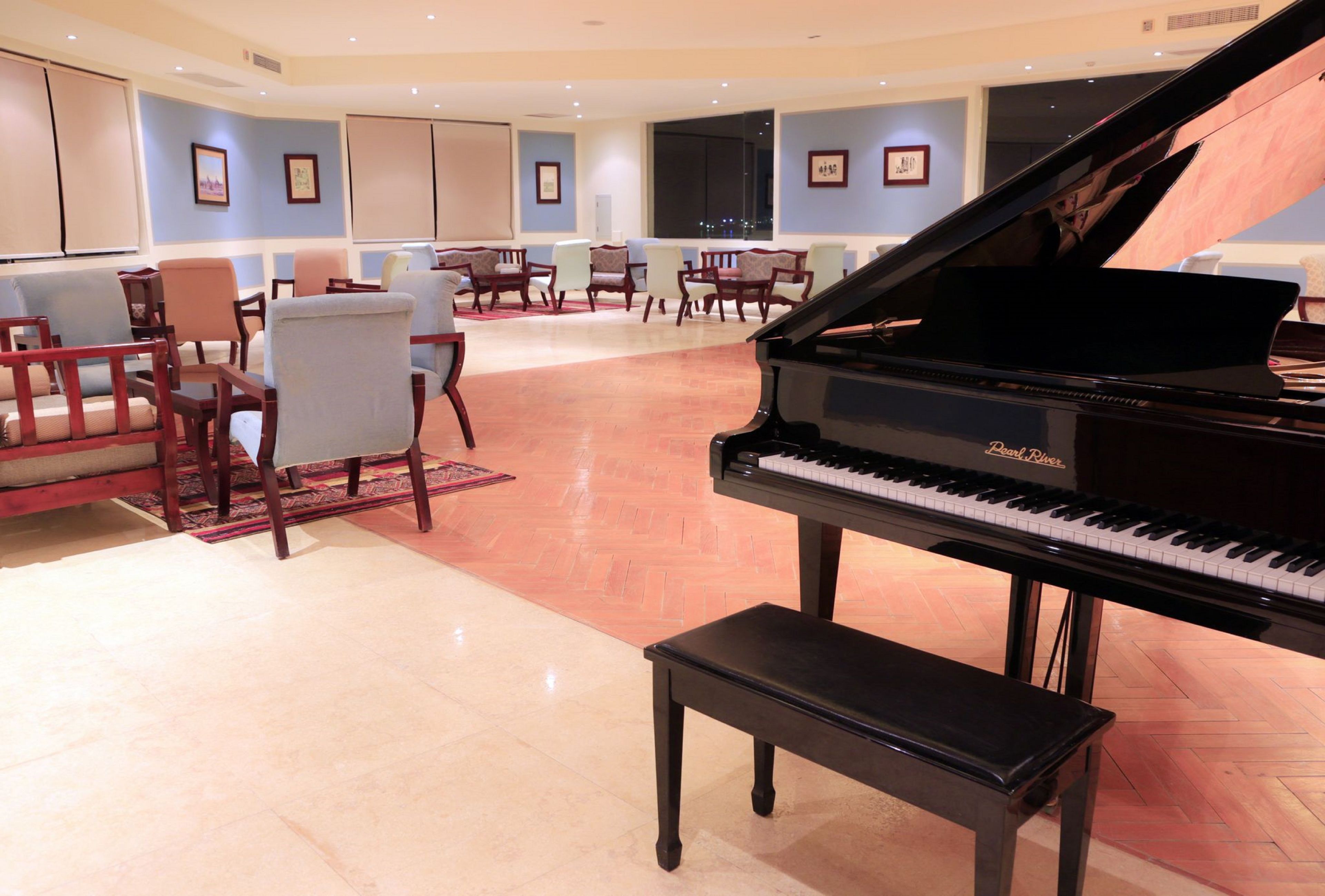 3 bars/lounges, poolside bar