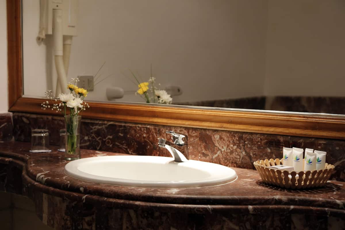 superior suite, sea view | bathroom | shower, free toiletries, hair dryer, towels