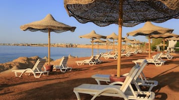 Playa privada en los alrededores, playa de arena blanca y buceo