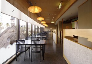 3 restaurants, breakfast, lunch, dinner served; Japanese cuisine