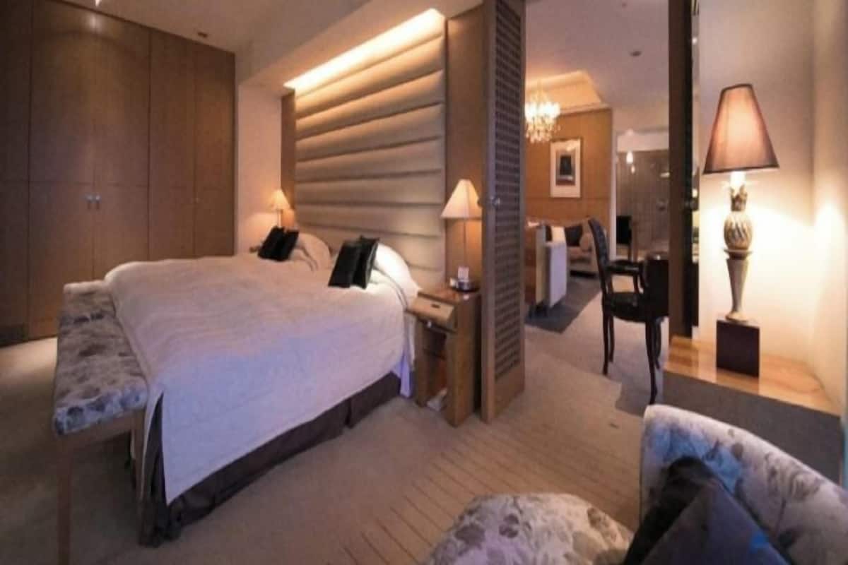 Een bureau, een strijkplank/strijkijzer, gratis wifi, een wekker