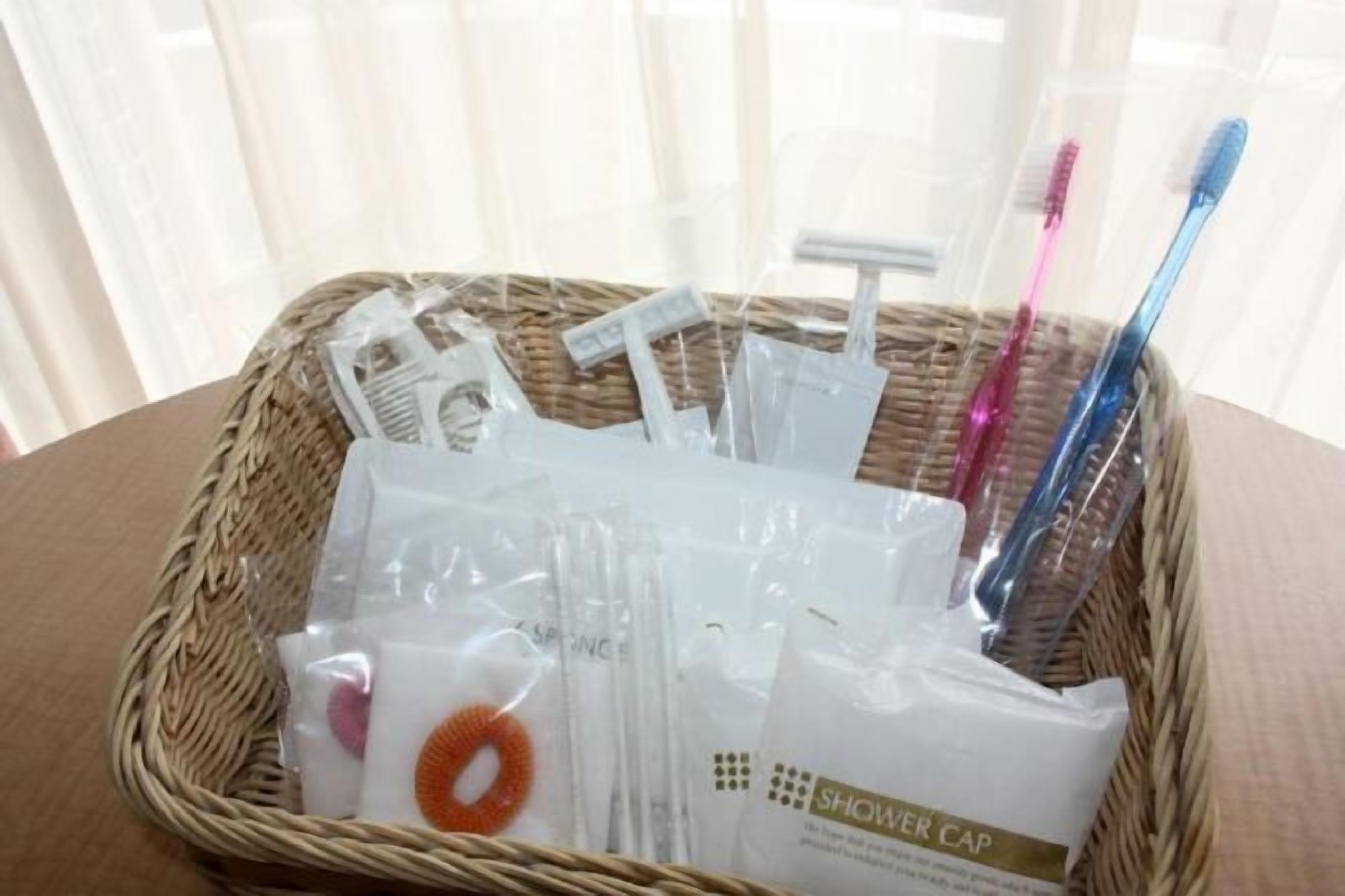 Tab mandi, kelengkapan dandanan diri percuma, pengering rambut, selipar 