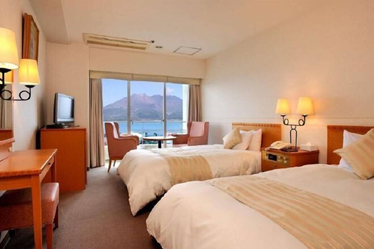 Een bureau, een strijkplank/strijkijzer, gratis wifi, een wekker