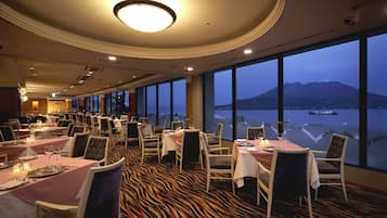 3 restaurants, breakfast, lunch, dinner served; Japanese cuisine