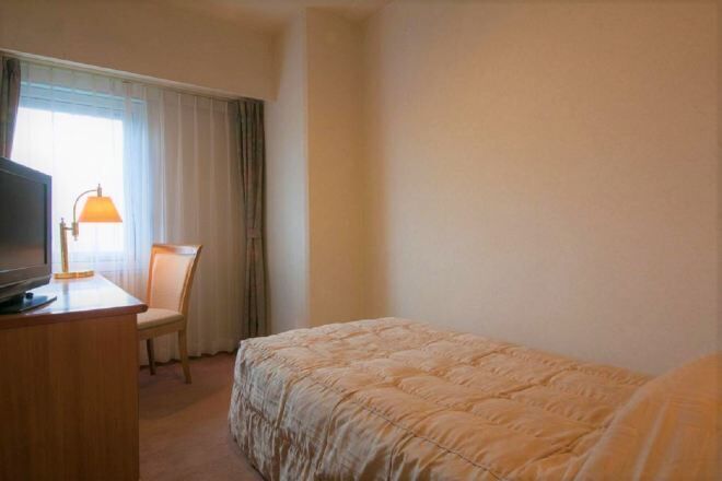 办公桌、熨斗/熨板、免费 WiFi、闹钟