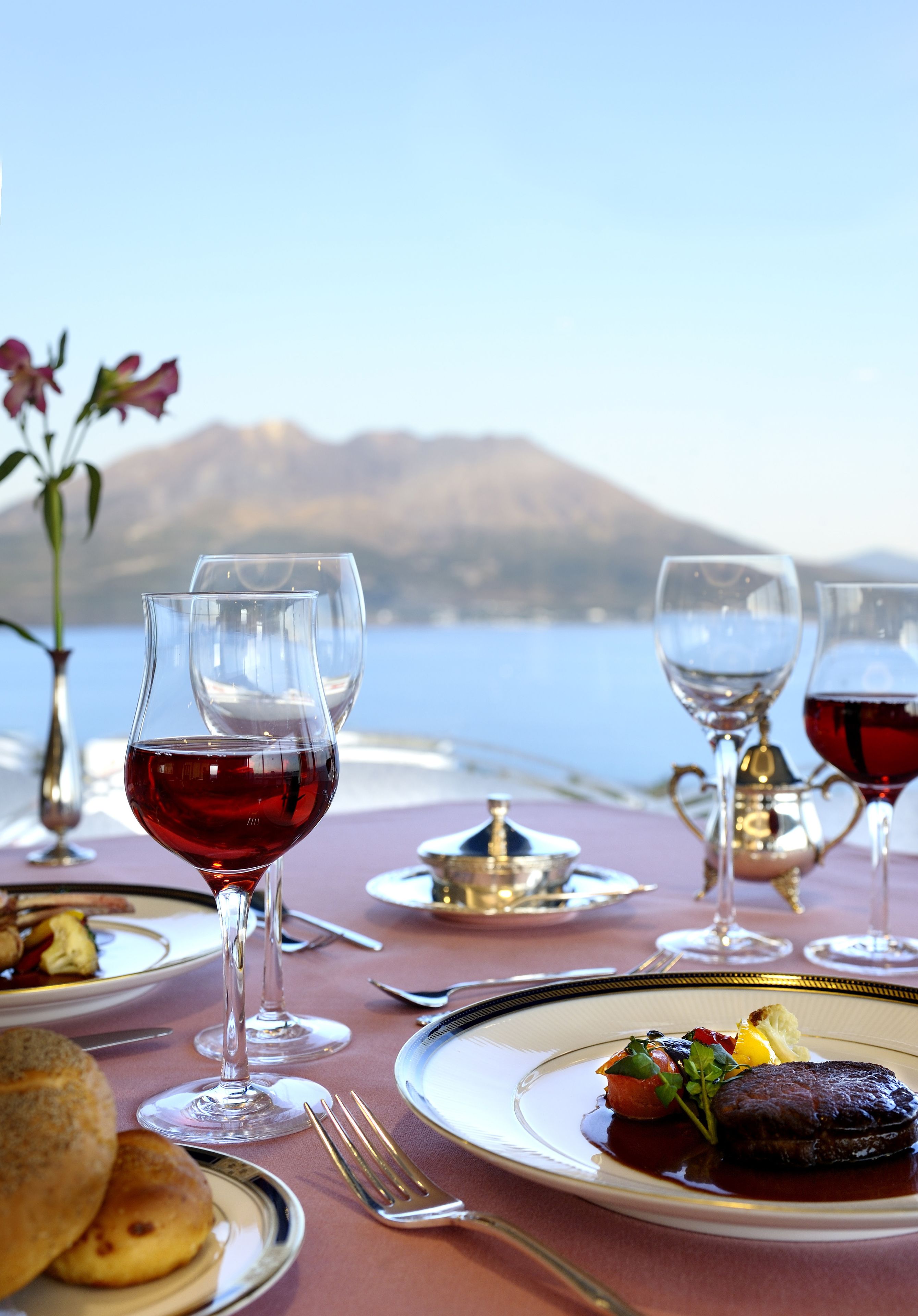 3 restaurants, breakfast, lunch, dinner served; Japanese cuisine 