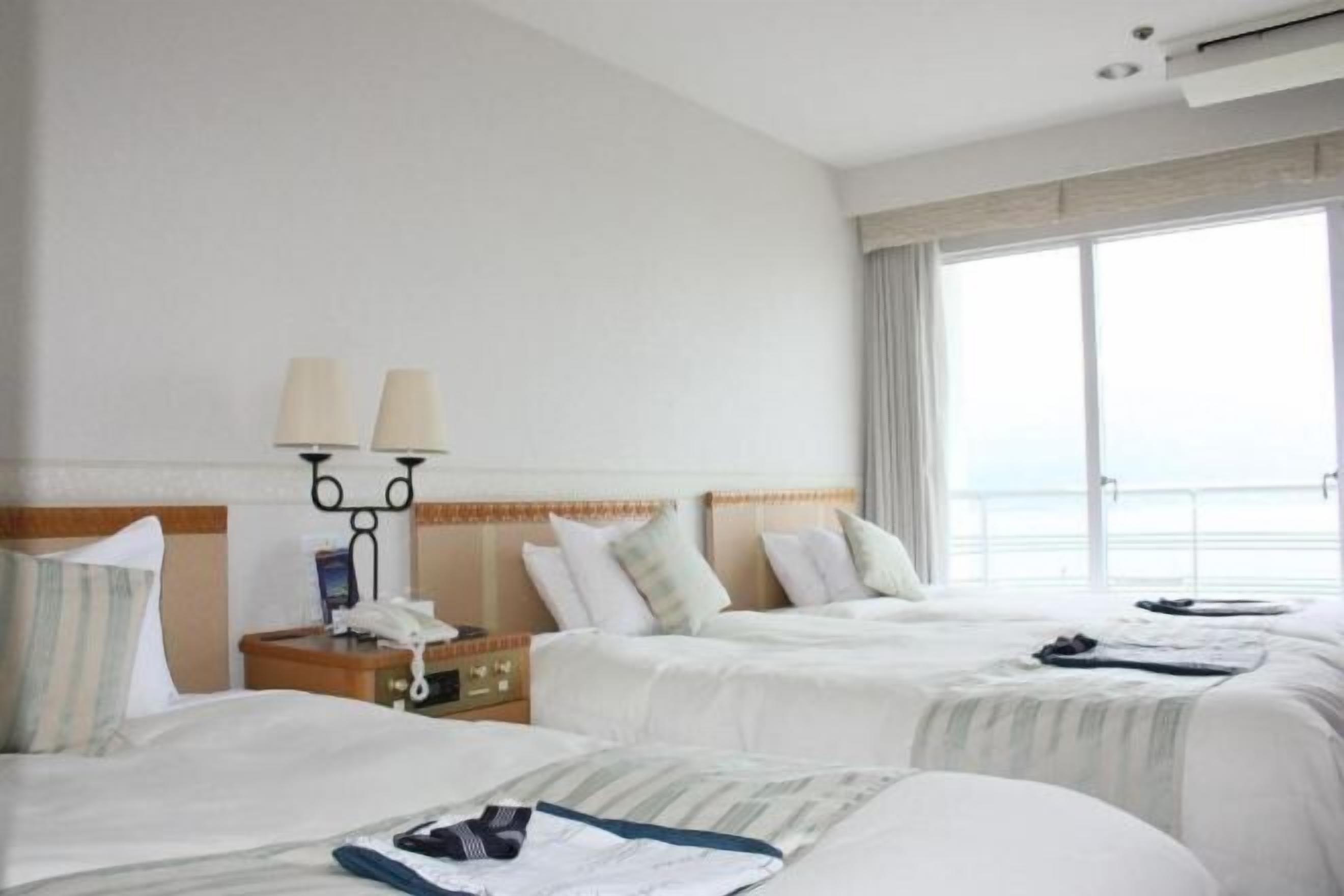 办公桌、熨斗/熨板、免费 WiFi、闹钟