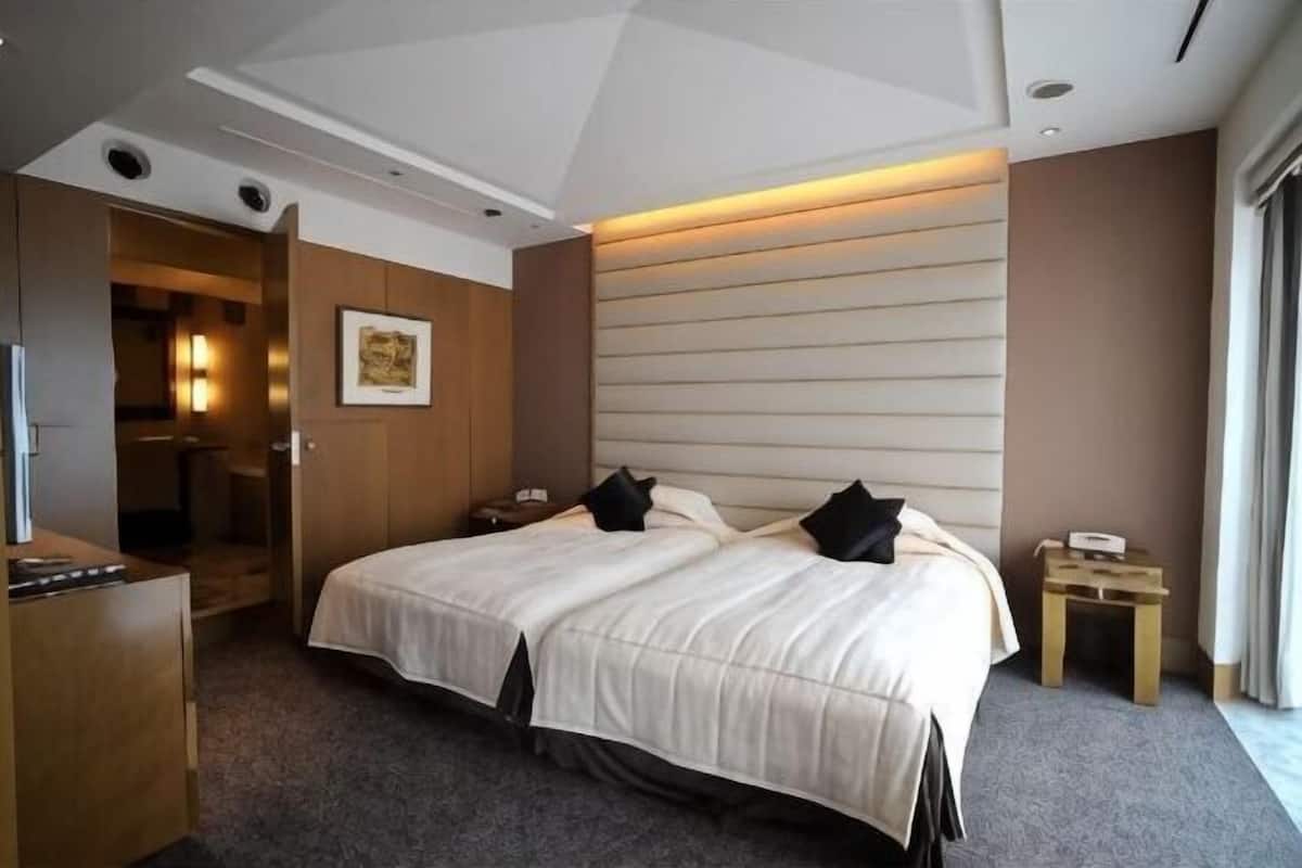 Een bureau, een strijkplank/strijkijzer, gratis wifi, een wekker