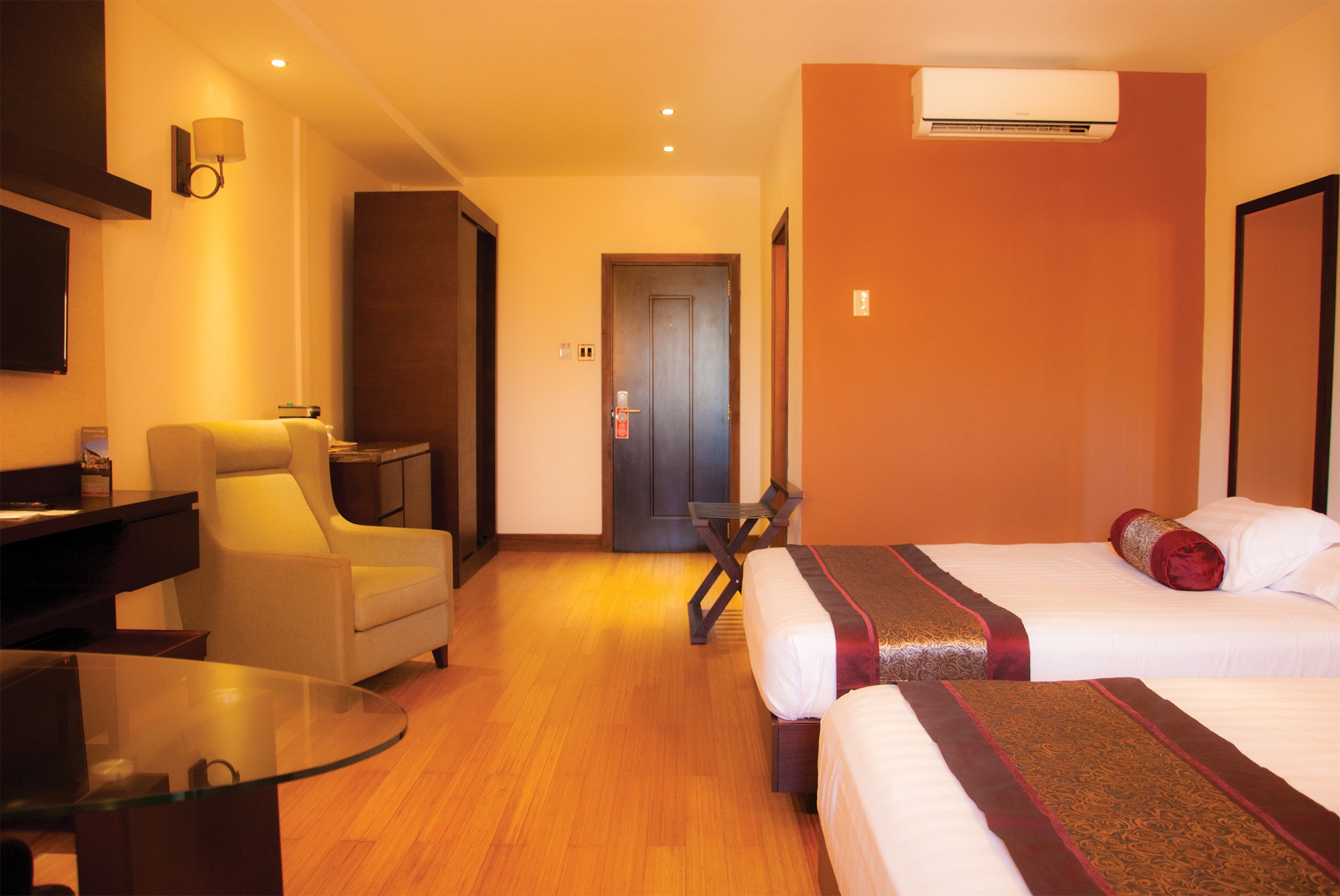 Executive Room, 1 Queen Bed | Premium bedding, minibar, in-room safe, desk