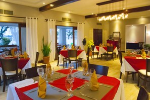 حيث تُقدم وجبات الإفطار، الغداء، العشاء، الأطباق العالمية