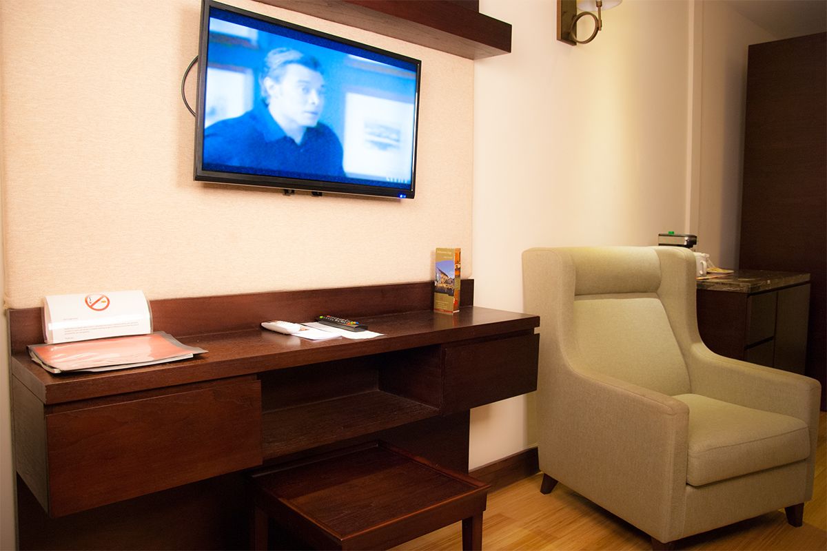 executive room, 1 queen bed | 1 bedroom, premium bedding, minibar, in-room safe