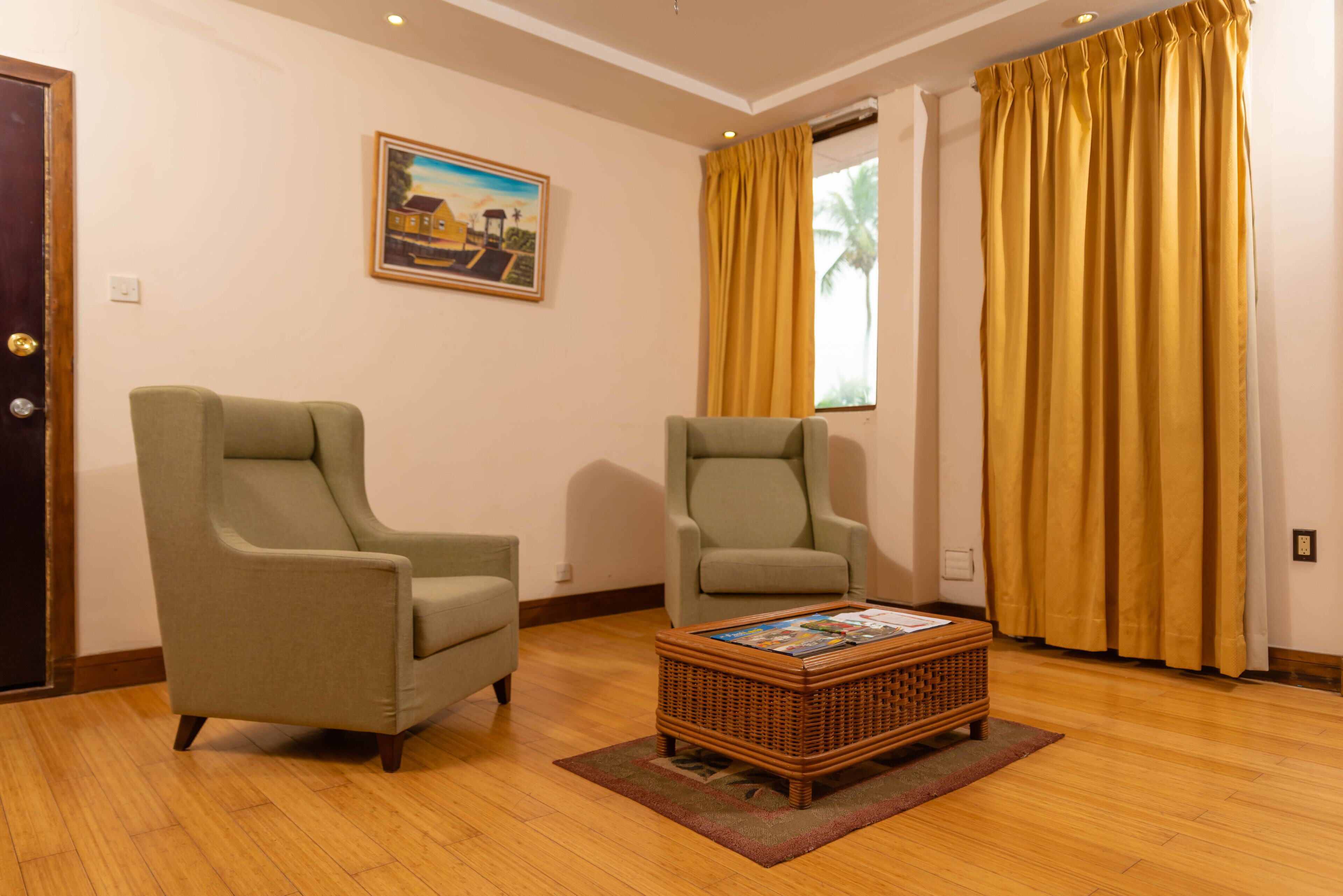 executive studio suite | living area | flat-screen tv