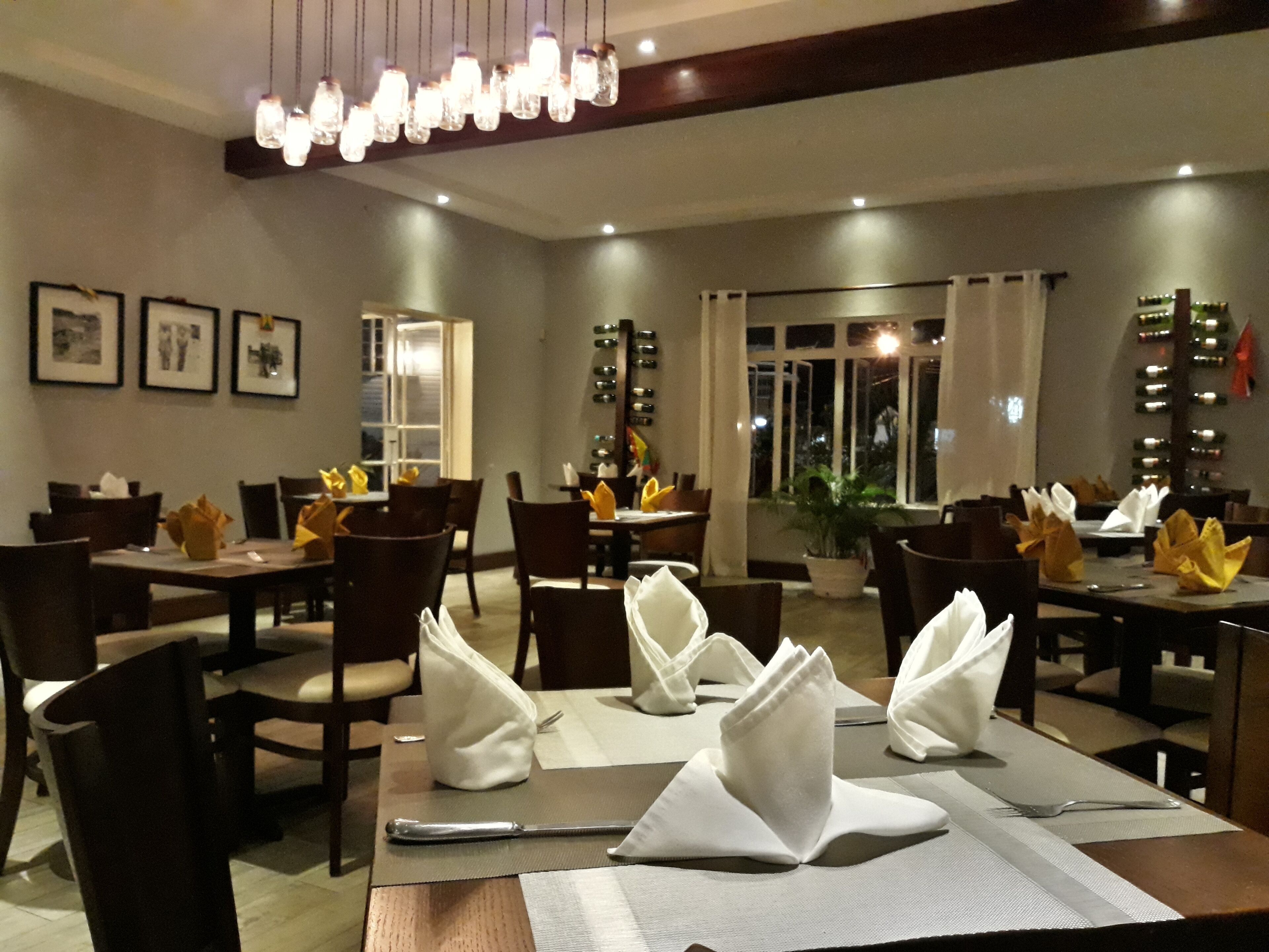 breakfast, lunch, dinner served; international cuisine