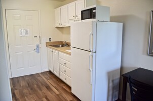 Refrigerador, microondas, placa de cocina, cafetera/tetera