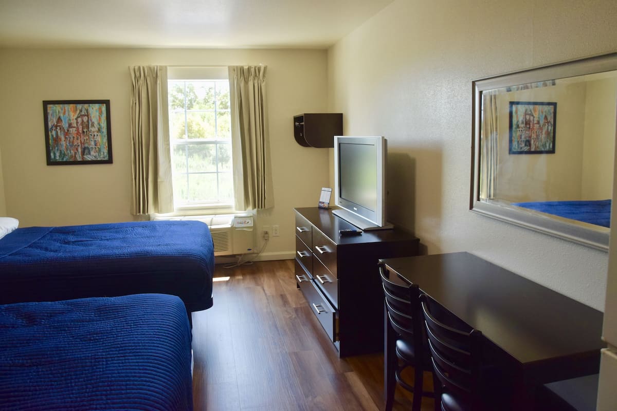Desk, iron/ironing board (on request), WiFi (free), bed sheets