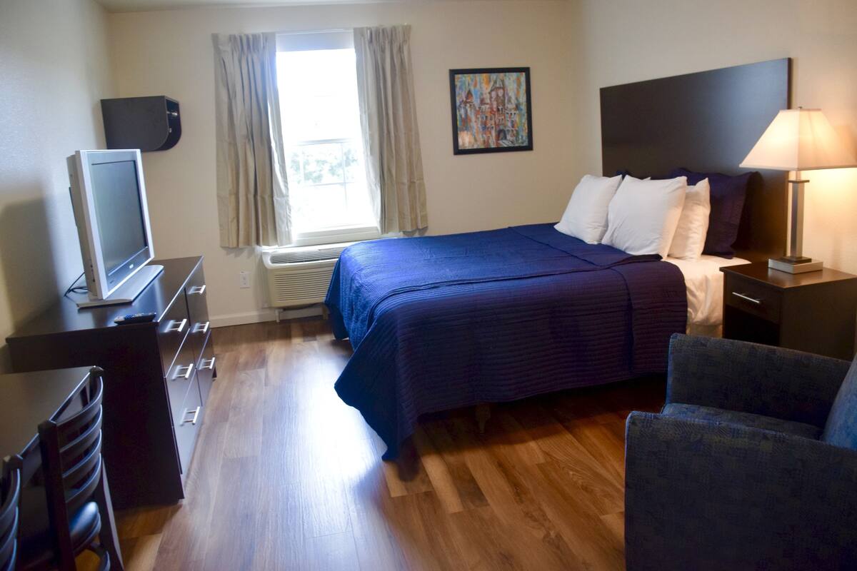 Standard Room, 1 King Bed | Desk, iron/ironing board (on request), WiFi (free), bed sheets