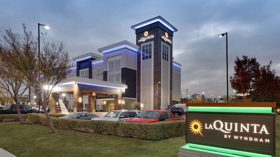 La Quinta Inn & Suites by Wyndham Dallas Love Field