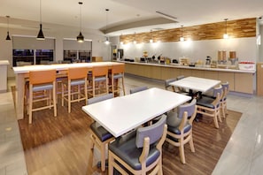朝食 (セルフサービス)、毎日提供 (無料)