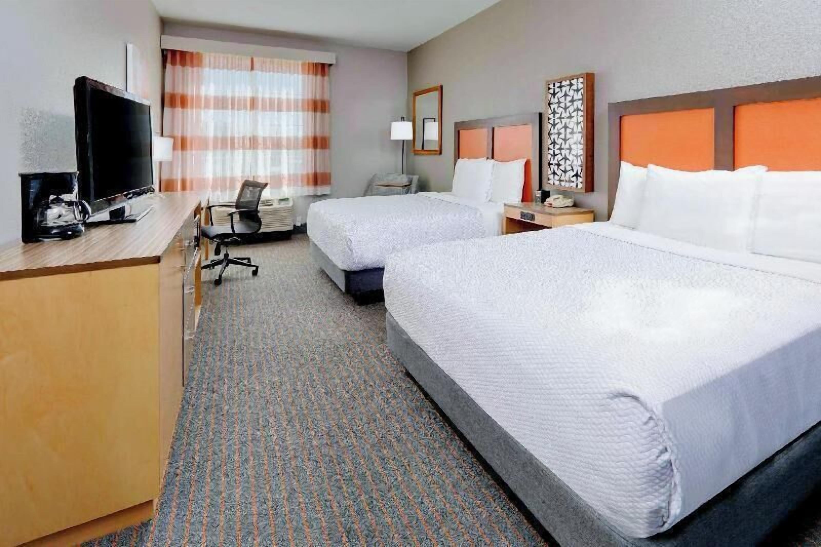 Premium bedding, desk, iron/ironing board, free WiFi
