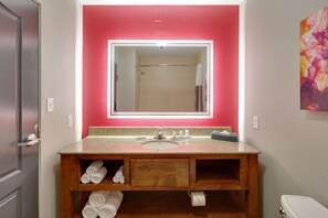 Combined shower/bathtub, free toiletries, hair dryer, towels