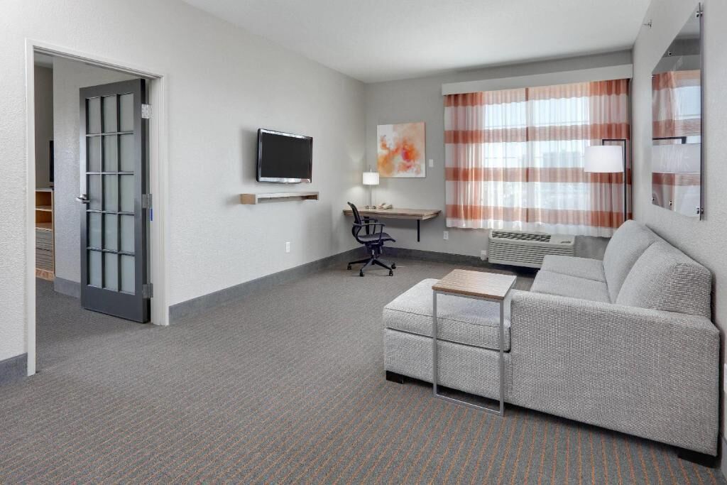 Family Suite, 1 King Bed with Sofa bed, Non Smoking (Deluxe) | Living area | 42-inch flat-screen TV with cable channels, TV