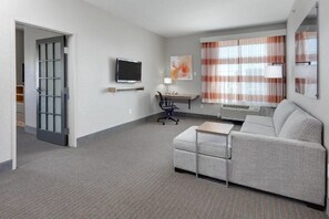 Family Suite, 1 King Bed with Sofa bed, Non Smoking (Deluxe) | Living area