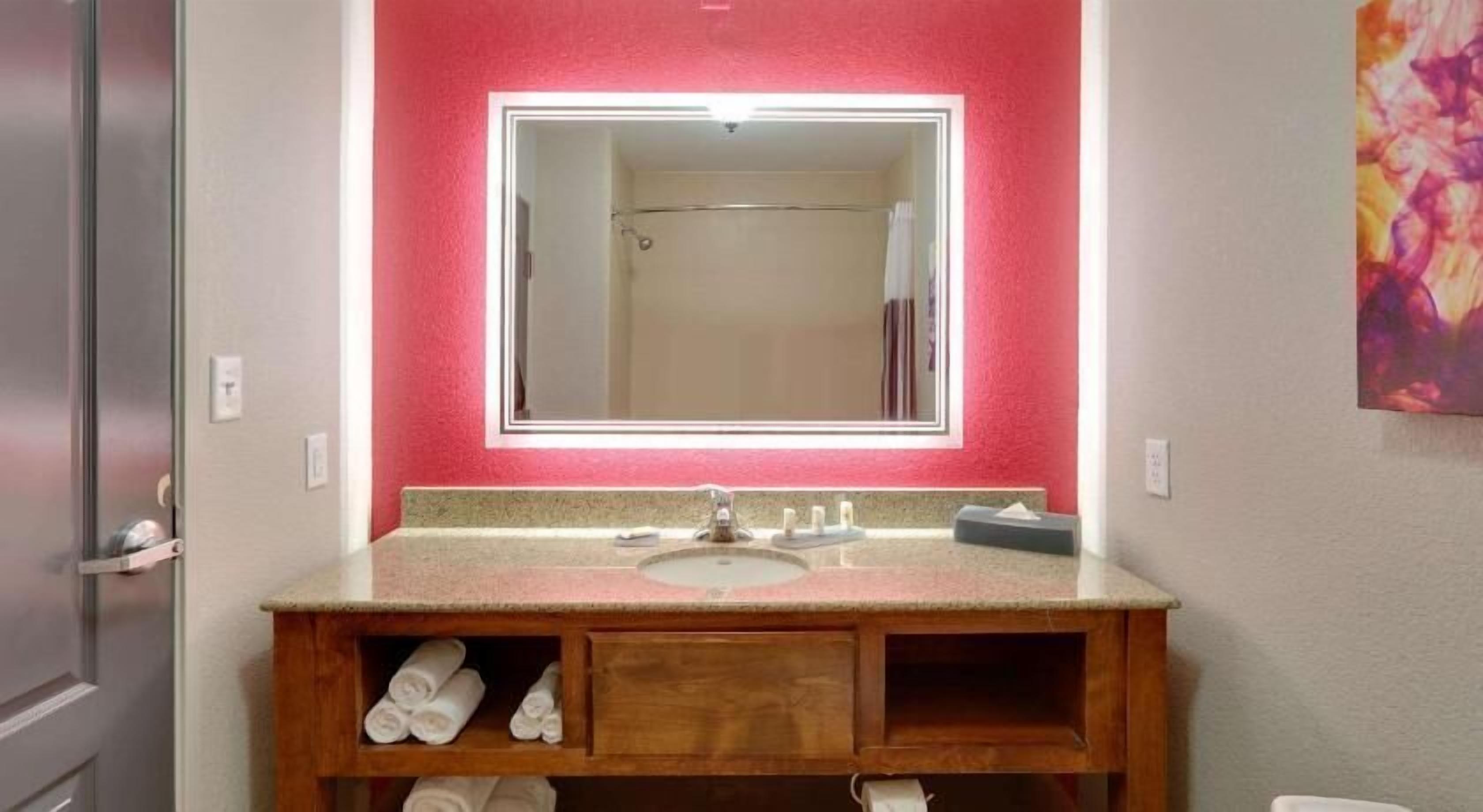 Bathroom | Combined shower/tub, free toiletries, hair dryer, towels