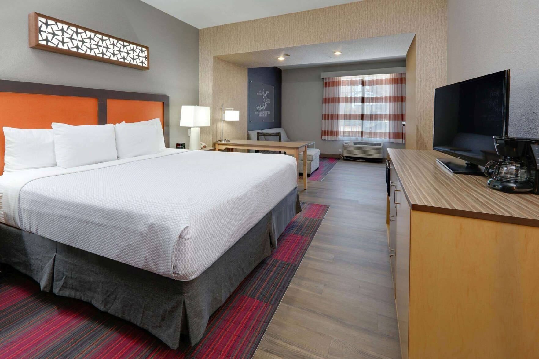 Premium bedding, desk, iron/ironing board, free WiFi