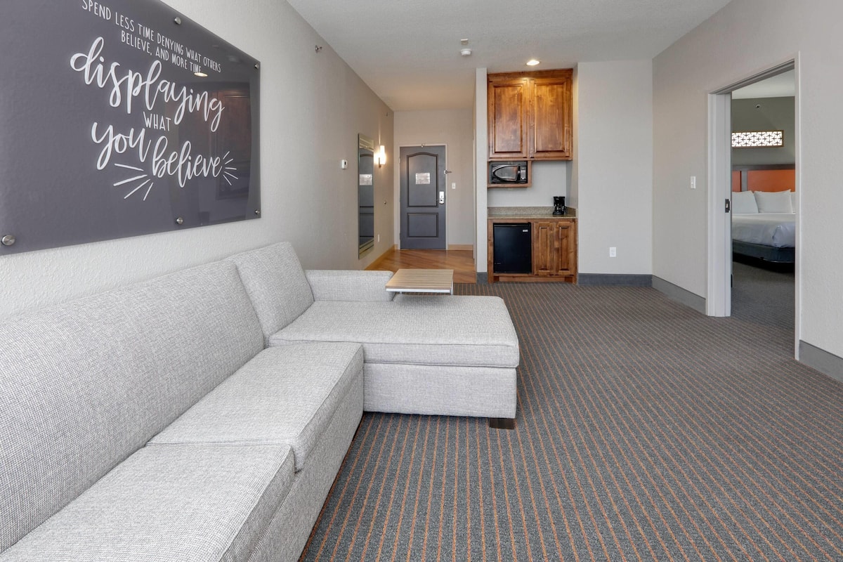 Suite, 1 Bedroom, Non Smoking | Premium bedding, desk, iron/ironing board, WiFi (free)