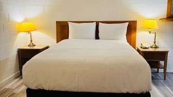 Room, 1 Queen Bed, Non Smoking | In-room safe, desk, soundproofing, free WiFi