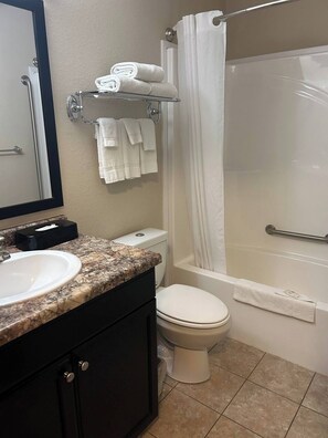 Un baño con lavabo, inodoro y bañera.